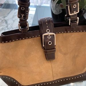 COACH  purse! Gorgeous 8H x 14W strap 14 inches folded across